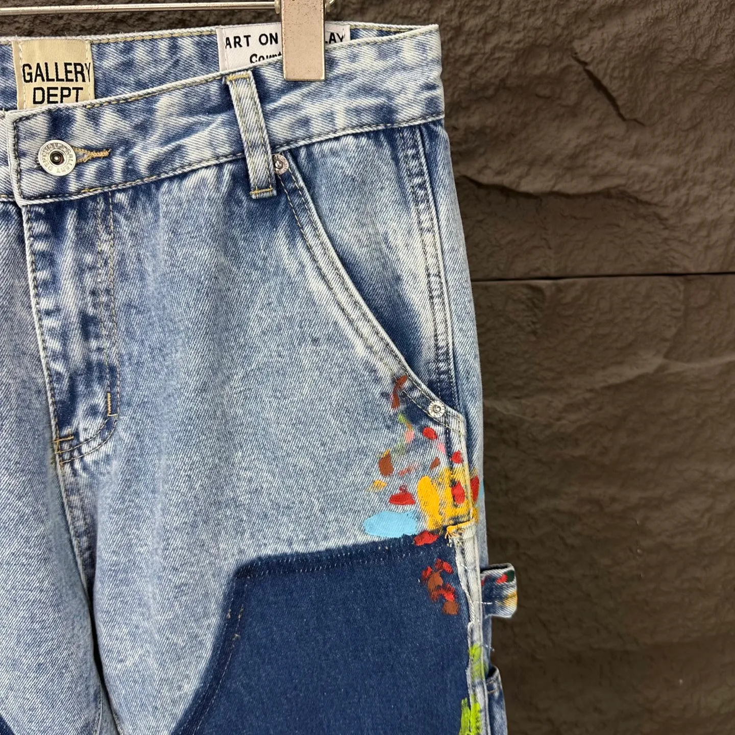 P250 GALLERY DEPT. 2025 new splash-ink graffiti splicing couple style loose washed bootcut jeans 🔥High version🔥High version🔥 Top ceiling quality Styles with different washed textures, very friendly to people with thin legs and thick legs, the bootcut version is very flattering to the leg shape Moderate length that never goes out of style, easy to match with casually, basic styling for various styles, a must-have in the wardrobe! The fabric is stiff but also makes the upper body soft without losing texture. The washing process is even more perfect. It is a must-have item for everyone! ! ! Washed wheat, hang tag, pants label, complete with three labels Color: light blue Size: 28, 30, 32, 34, 36 (five sizes)